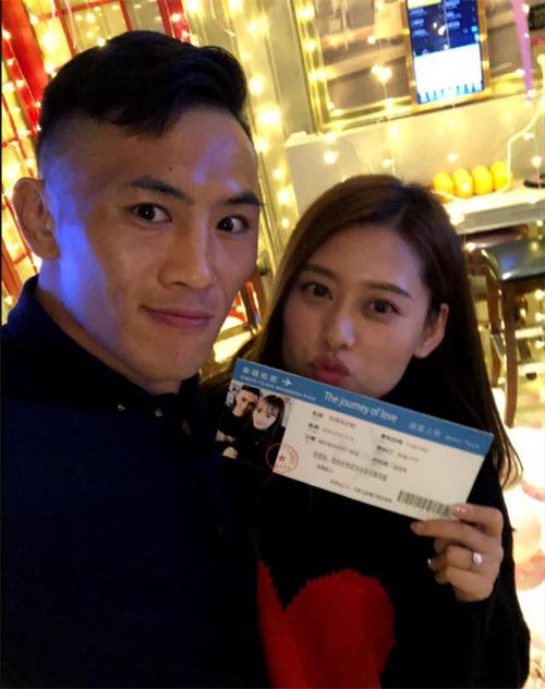 中国拳击队长求婚女友成功 女友手上钻戒抢眼
